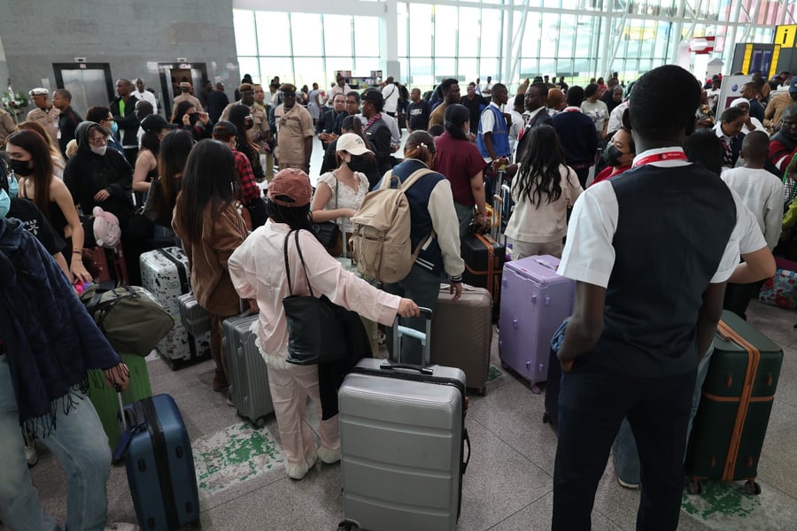 EFCC officers escort foreign convicts during Nigeria’s mass deportation after Lagos cybercrime raids