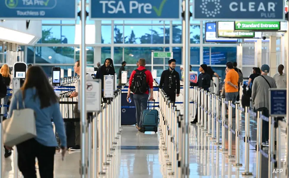 long airport security line during shutdown, airports strain