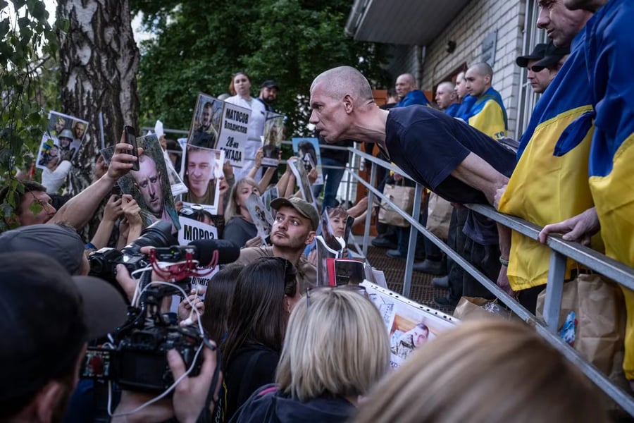 Families welcome prisoners returned in latest exchange Ukrainian families greet released detainees wrapped in national flags