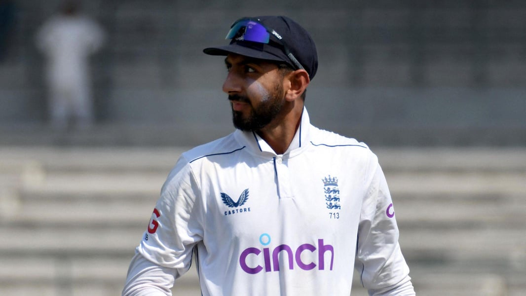 Shoaib Bashir bowling for Somerset in county cricket