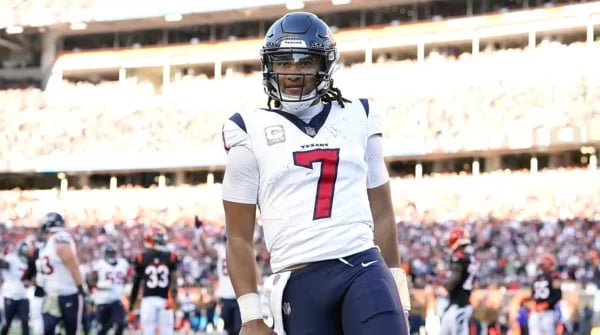 Houston Texans vs Dallas Cowboys 2025 NFL game action featuring Joe Mixon