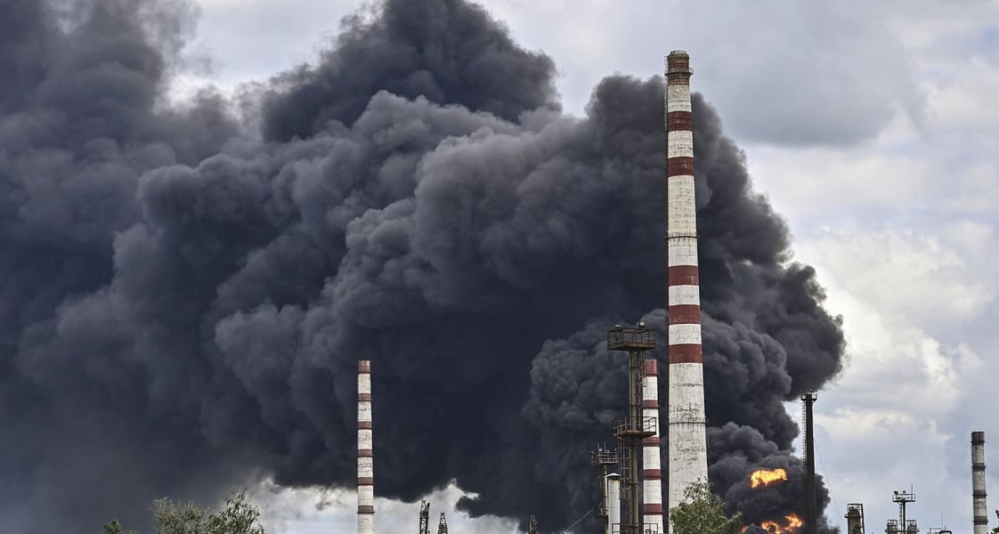 Saratov refinery hit by Ukrainian drone strikes Smoke rising from Saratov oil refinery after drone attacks