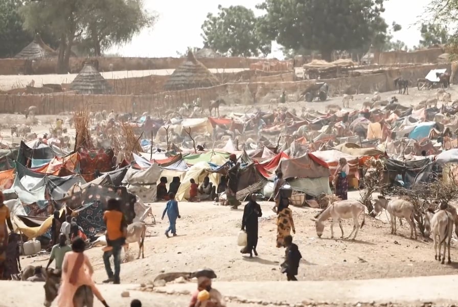 Displaced Sudanese families fleeing conflict in Darfur in 2025