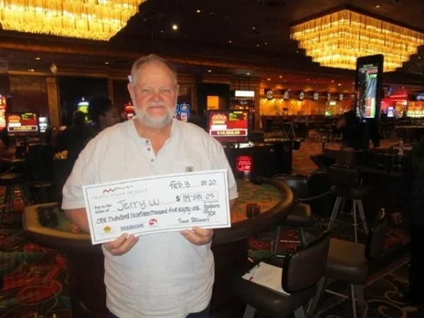 Steve Strole celebrates $532K Mississippi Stud jackpot win at Terre Haute Casino Resort Thanksgiving 2025