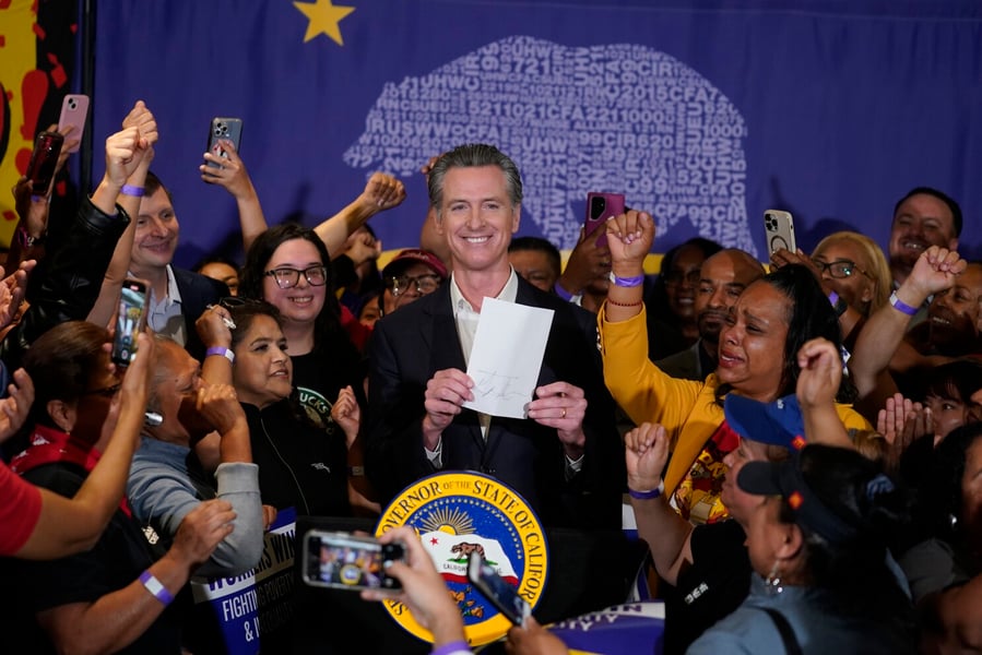 Trump Criticizes California Wage Hike Trump criticizing California $20 fast-food minimum wage at rally