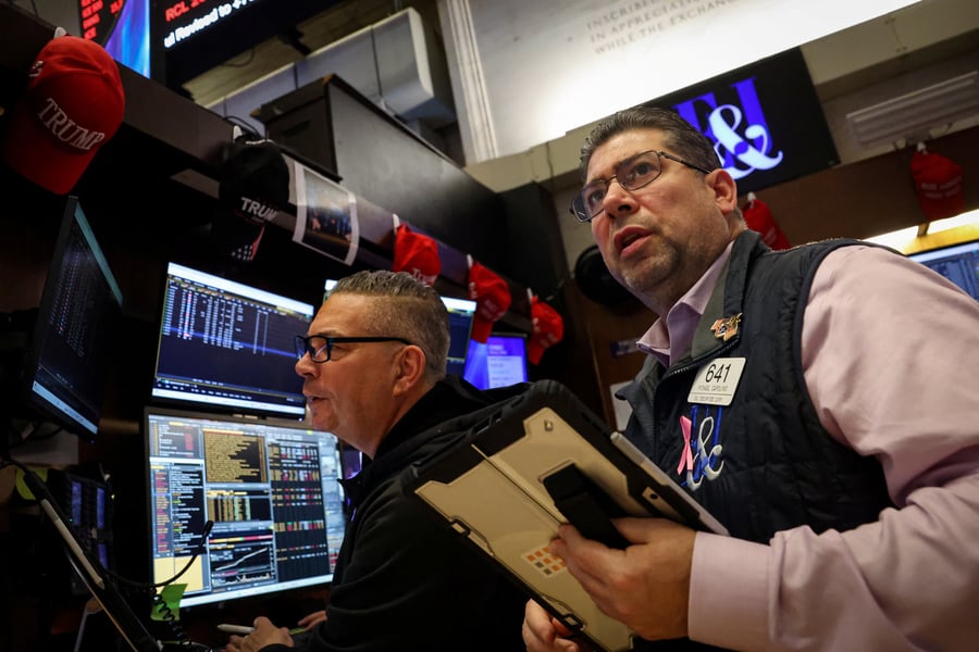 Wall Street digital stock chart showing Nasdaq surge in November 2025 amid tech rally