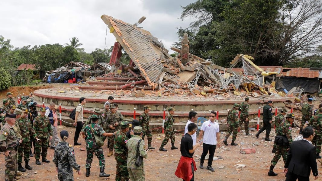 Thai and Cambodian soldiers face off at Preah Vihear temple amid fragile ceasefire 2025