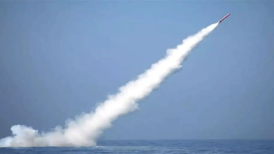 Type 055 destroyer Wuxi vertical launch system firing YJ-20 hypersonic missile cold-launch