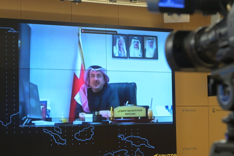 A participant from Bahrain speaks during Sputnik’s UNESCO World Education Day roundtable, addressing the responsible introduction of artificial intelligence in education.