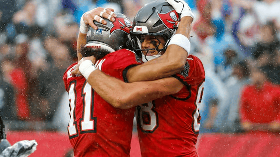 Cade Otton catches 18-yard touchdown pass from Baker Mayfield in Buccaneers vs Panthers Week 18 game