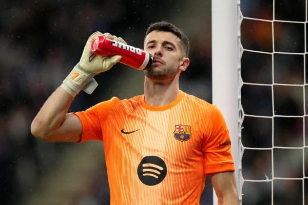 "Joan Garcia makes incredible save for Barcelona against former club Espanyol in hostile Catalan derby at RCDE Stadium January 2026"