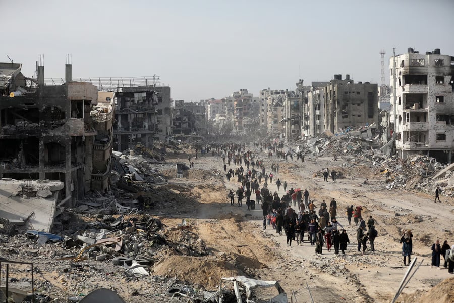 Displaced Palestinians attempt to return to destroyed homes in Gaza