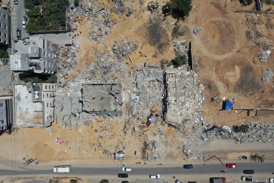 Gaza neighborhoods destroyed as civilians search rubble amid US-backed war