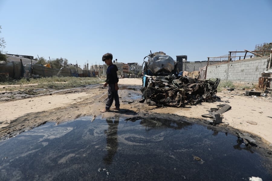 Open sewage and polluted water surround Gaza displacement camps after infrastructure collapse