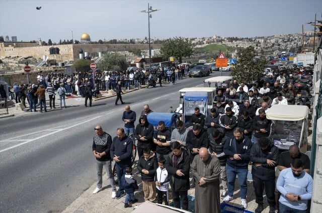 Palestinians praying outside Al Aqsa mosque Ramadan closure 2026
