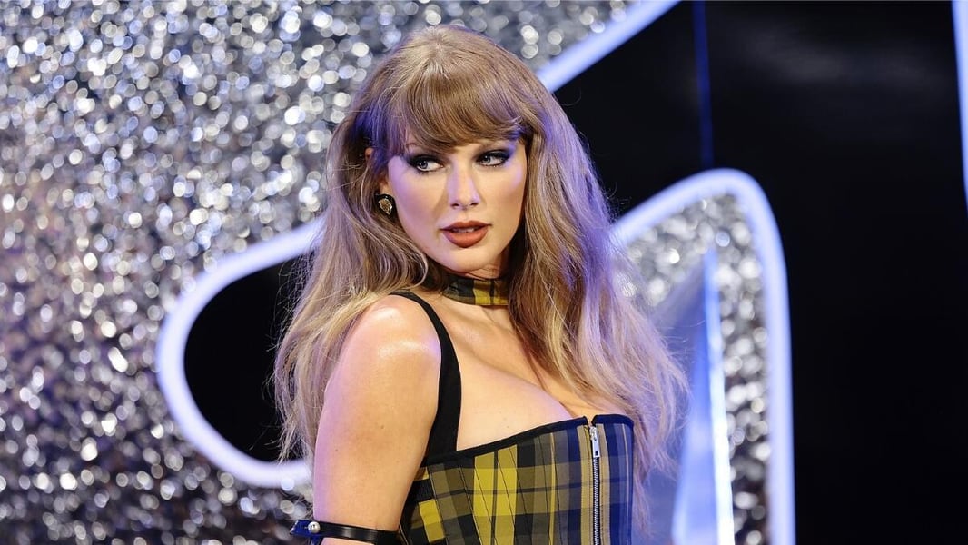 Taylor Swift showgirl-inspired red carpet look Taylor Swift in green corset outfit at iHeartRadio Awards 2026