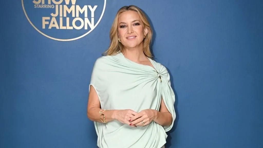 Kate Hudson wearing a mint green one-shoulder Sportmax dress with a thigh-high slit on The Tonight Show Starring Jimmy Fallon in 2026.