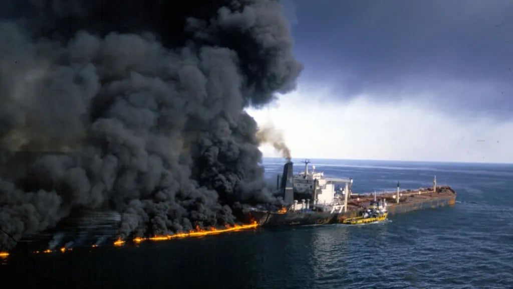 Oil tankers navigate tensions in Persian Gulf during Iran war