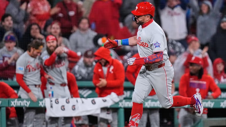Kyle Schwarber hits a massive home run during Phillies comeback against Pirates