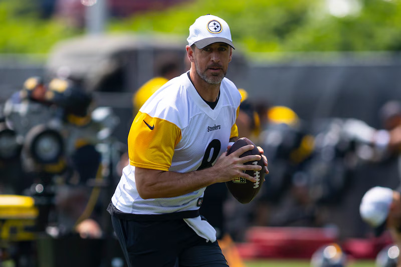 Mike McCarthy coaching during NFL game while linked to Aaron Rodgers Steelers negotiations