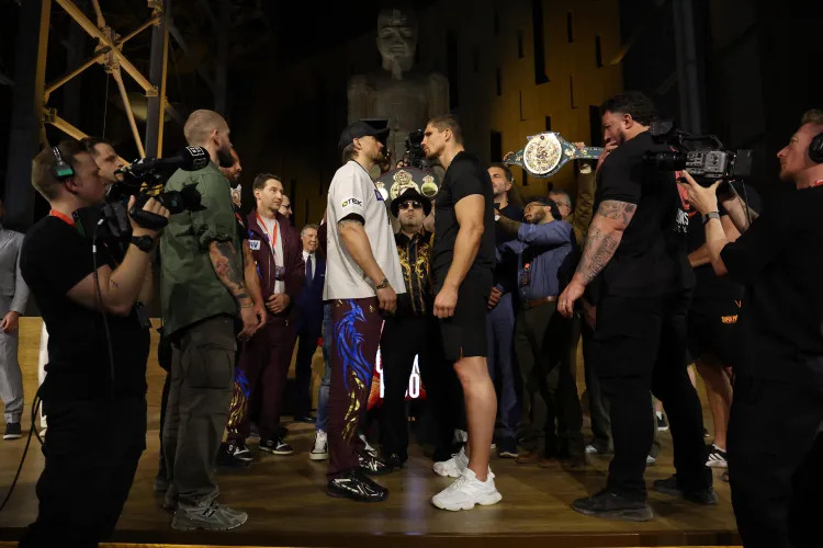 Oleksandr Usyk and Rico Verhoeven during faceoff before heavyweight fight in Egypt