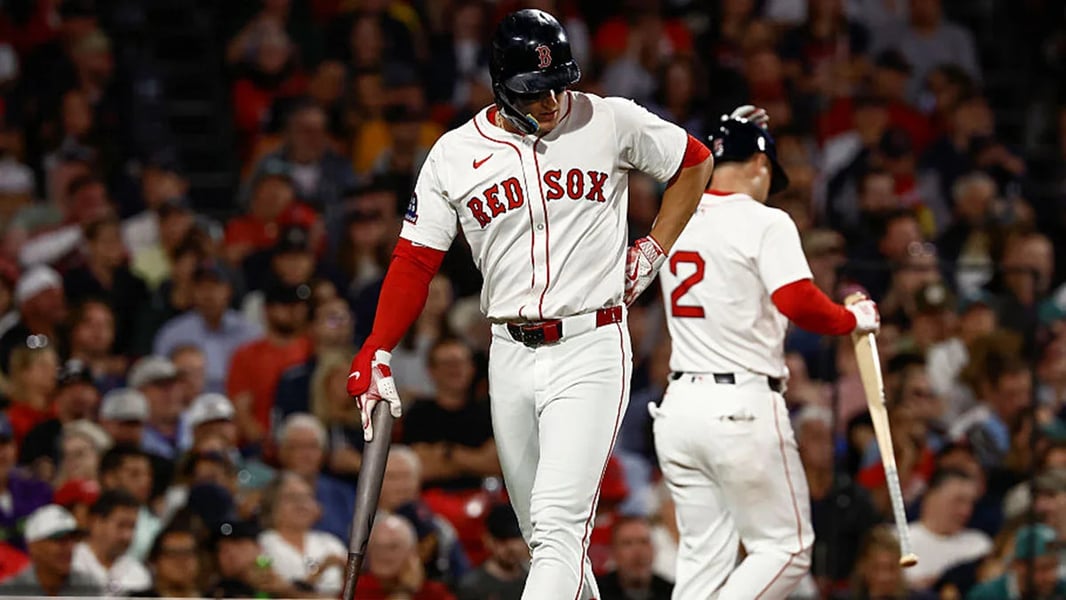 Red Sox players react after Roman Anthony injury