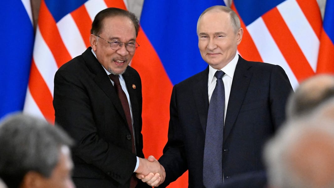 Russian President Vladimir Putin and Malaysian Prime Minister Anwar Ibrahim during ASEAN diplomatic discussions in 2026