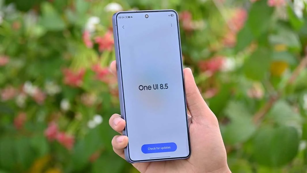 Samsung One UI 8.5 showing dark mode bug, video call error, and UI glitches on Galaxy phones
