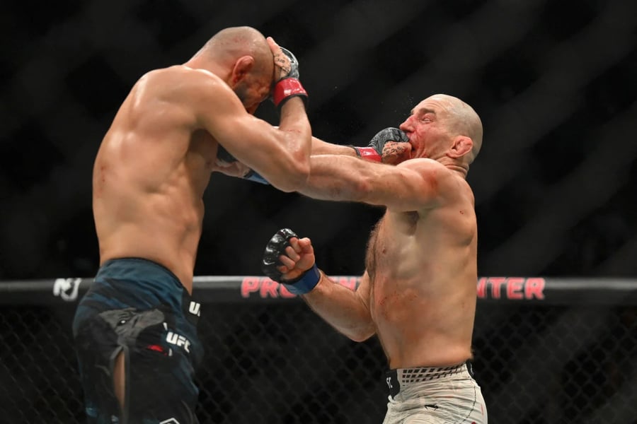 Sean Strickland defends takedown attempt by Khamzat Chimaev at UFC 328