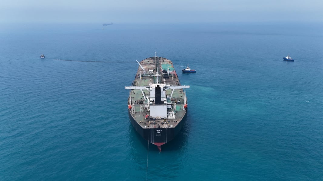 US naval ships escort oil tankers in the Strait of Hormuz amid Iran tensions