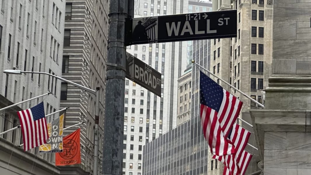 Wall Street traders react as America’s $39 trillion debt crisis fuels fears over the US dollar and boosts bitcoin demand