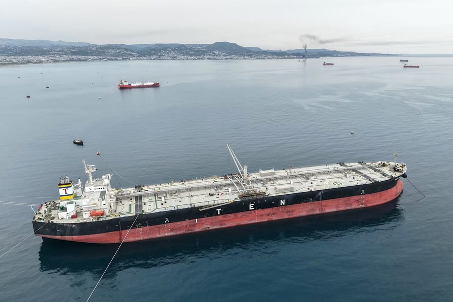 Traders react as AI stocks surge and oil prices fall amid Iran diplomacy optimism
