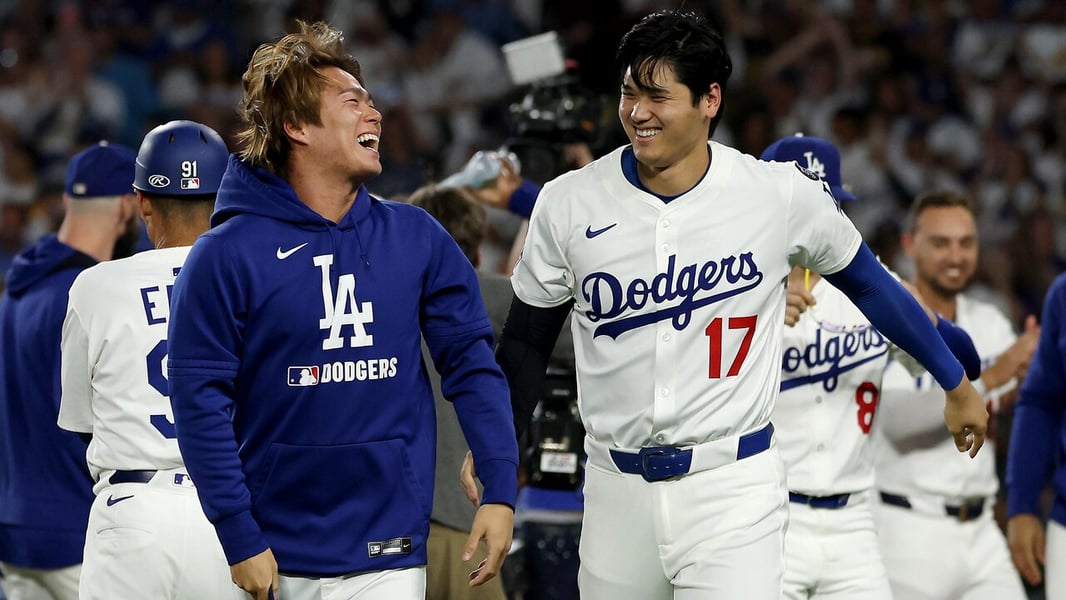 Yoshinobu Yamamoto pitching for Los Angeles Dodgers against San Francisco Giants at Dodger Stadium
