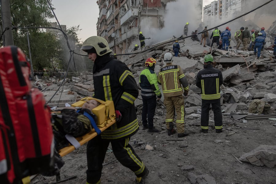 Russian air defense systems respond to Ukrainian drone attack over Moscow in May 2026