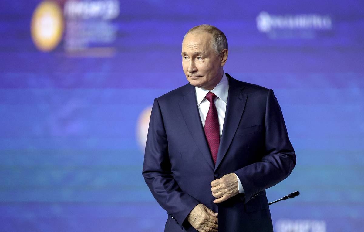 Russian Deputy Prime Minister Alexander Novak at SPIEF 2026 St. Petersburg International Economic Forum discussing Vietnam LNG energy cooperation