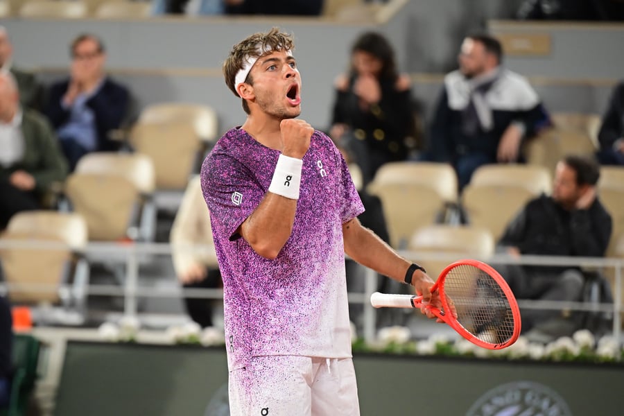 Flavio Cobolli in action against Felix Auger-Aliassime at Roland Garros 2026