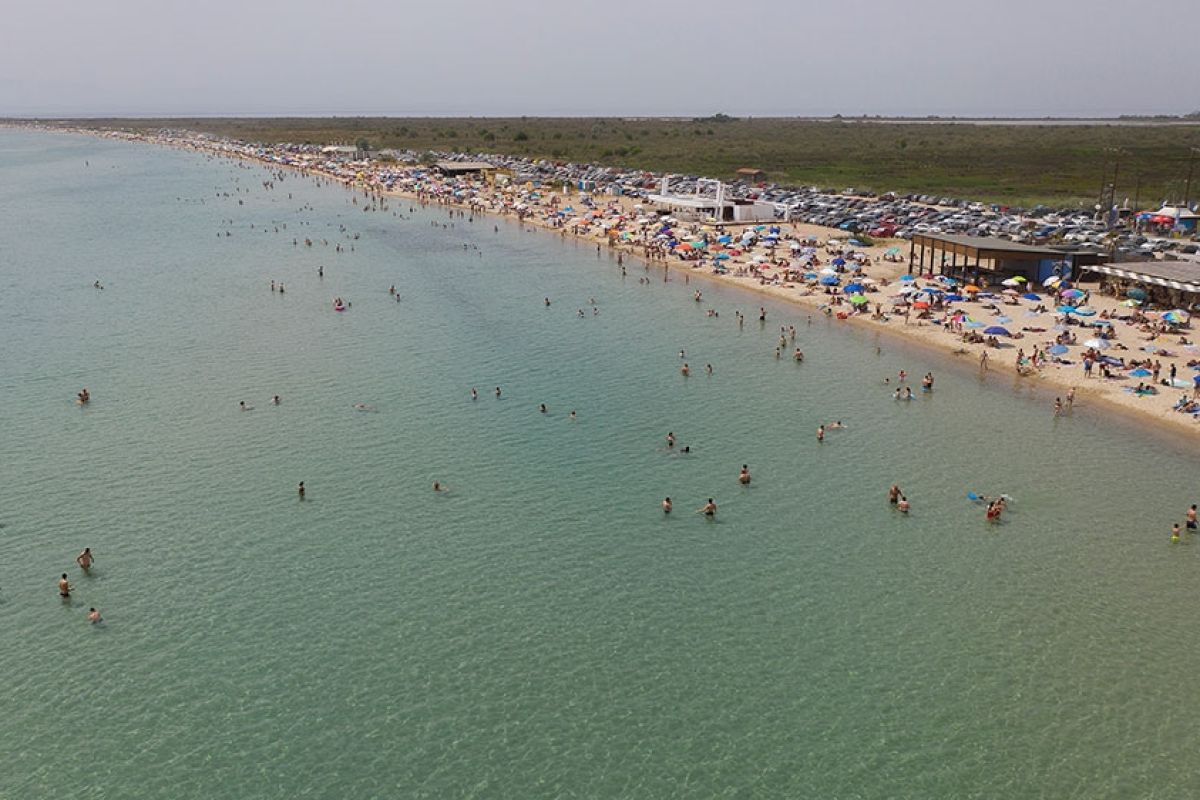 Crowds of beachgoers in the sun during a heatwave on the Mediterranean coast