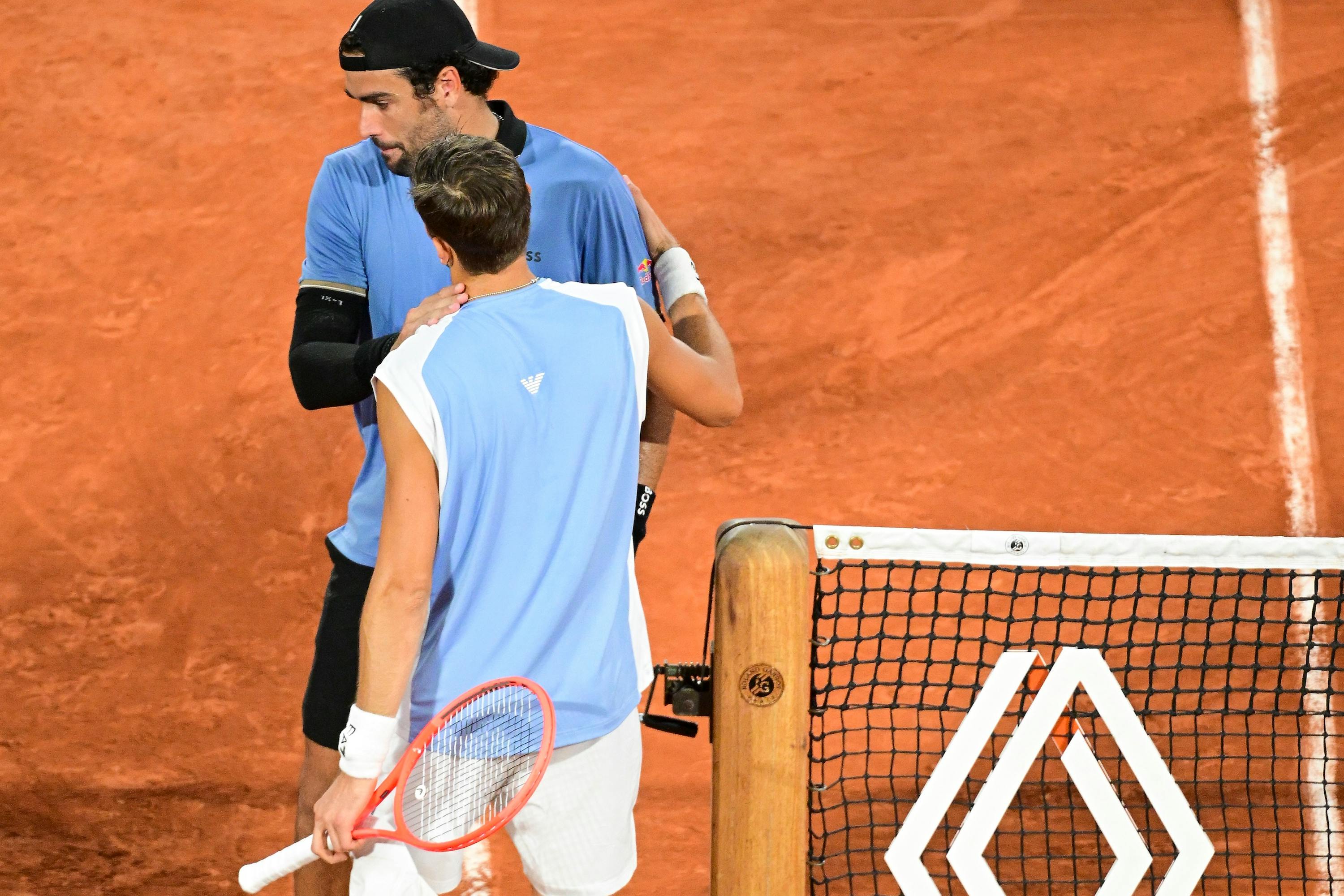 Matteo Berrettini and Matteo Arnaldi during the Roland Garros 2026 quarterfinal on Court Philippe-Chatrier