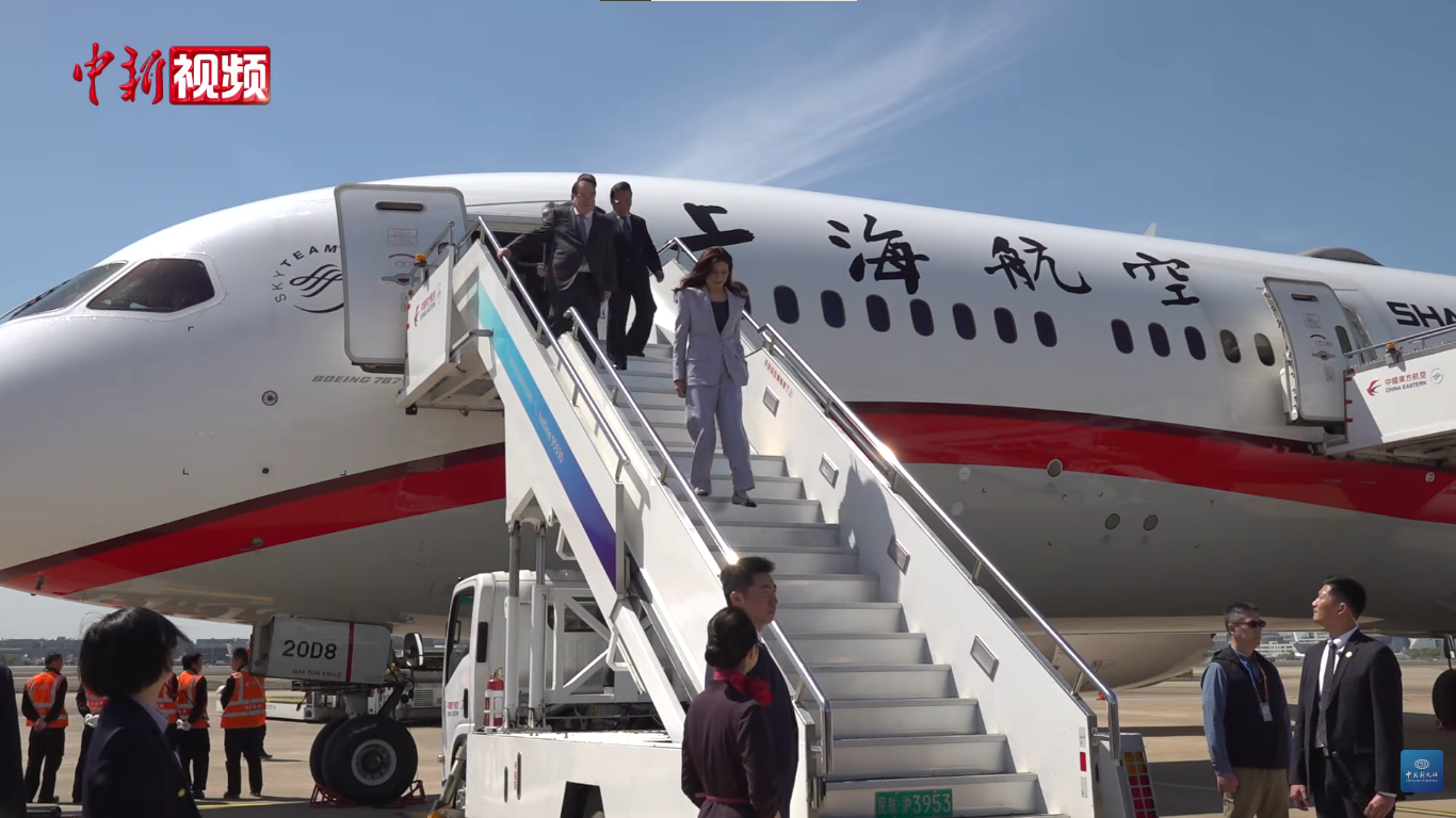 KMT chairwoman Cheng Li-wun arriving at Shanghai Hongqiao Airport during her April 2026 mainland tour