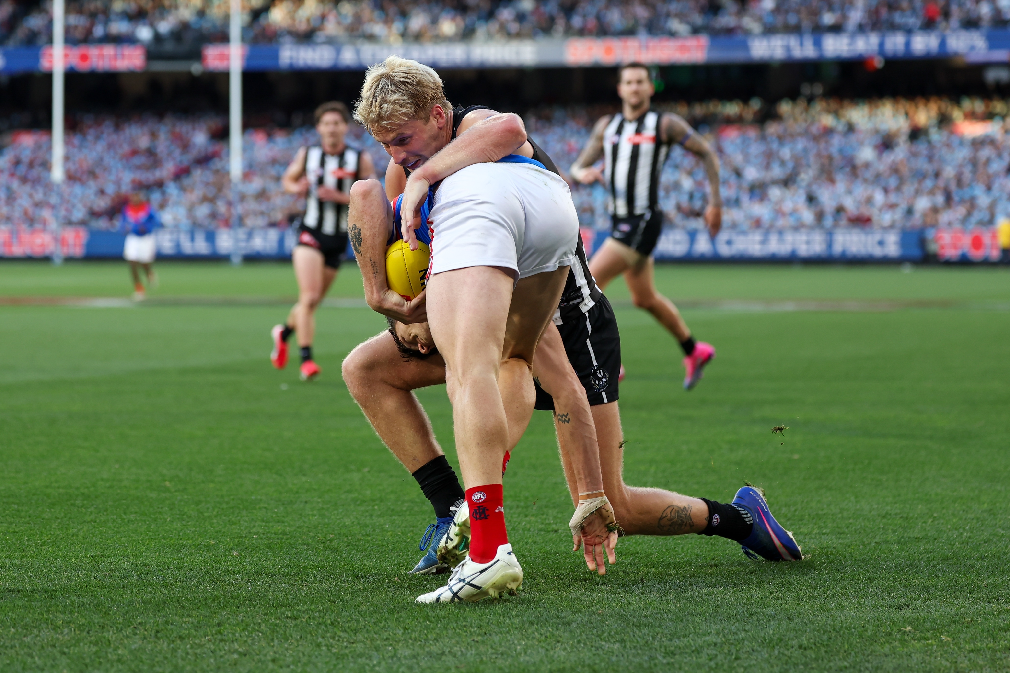 Billy Frampton calls for help after Brody Mihocek suffers neck fracture at the MCG, June 8, 2026