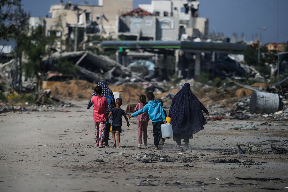 Displaced Palestinians shelter amid destruction in Khan Younis, Gaza