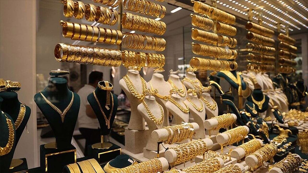 Gold bars and bullion representing the spot gold market as prices fall below the 200-day moving average in June 2026
