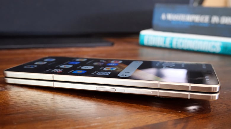 Honor Magic V6 closed showing hinge design and cover display