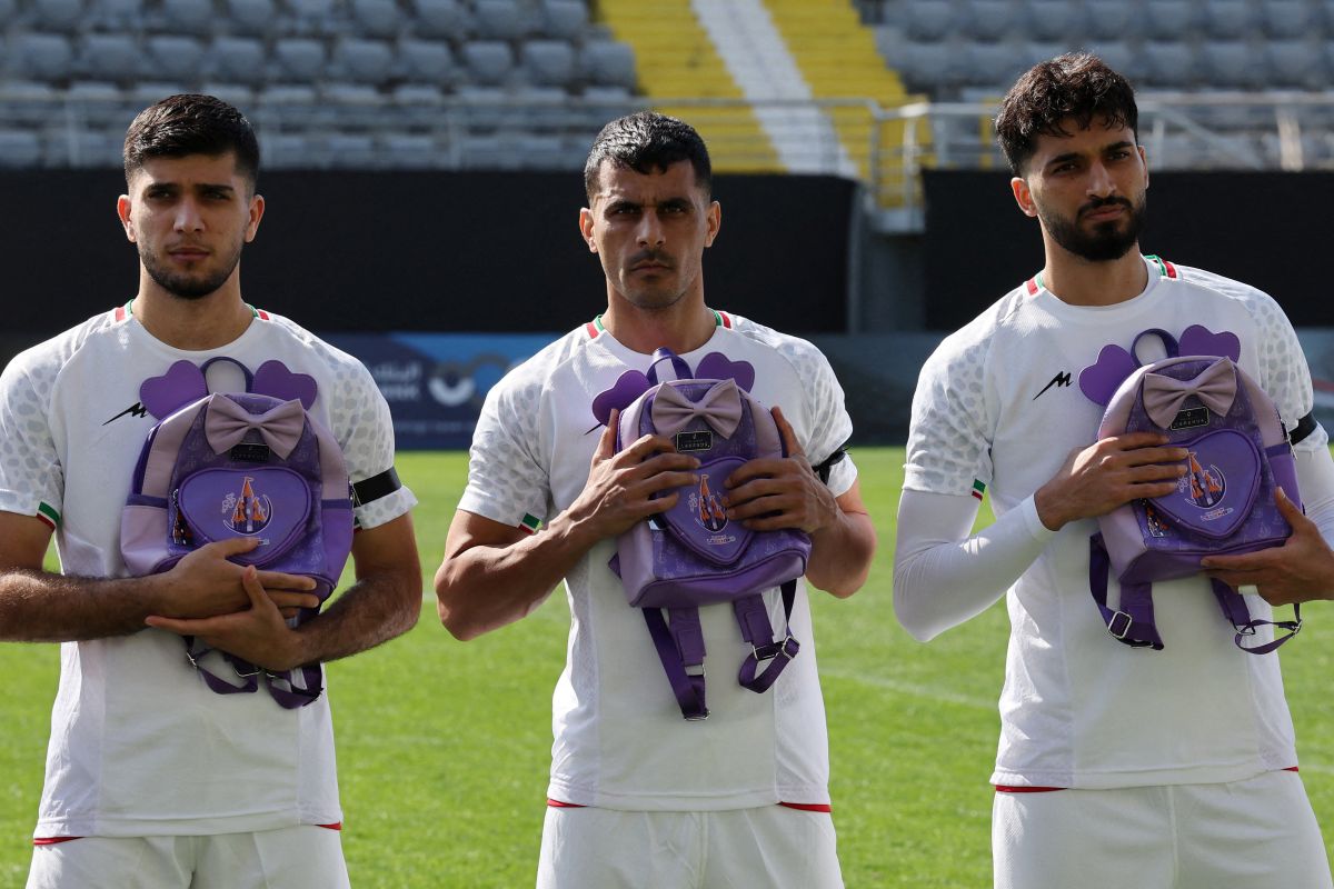 Iran players carry schoolbags in tribute to children killed in the Minab school strike before a friendly against Nigeria