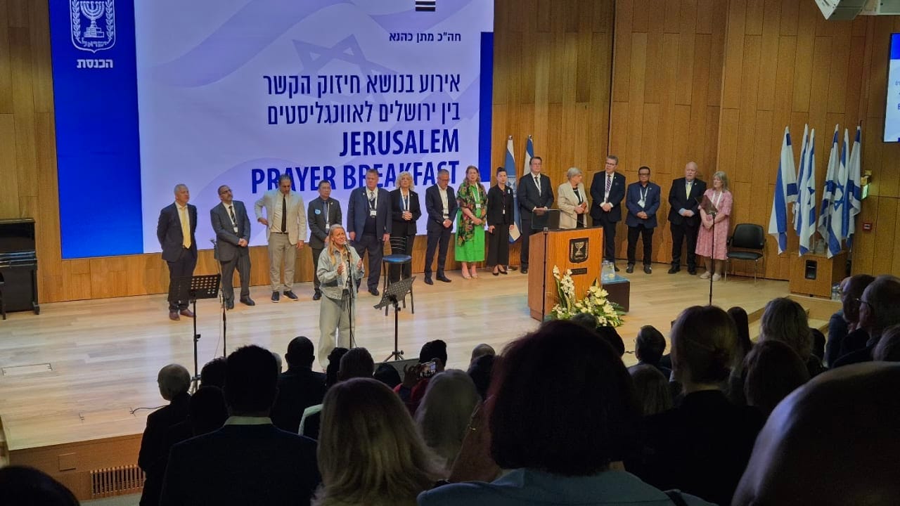 Albert Veksler speaks at the Jerusalem Prayer Breakfast 10th anniversary event at Israel's Knesset