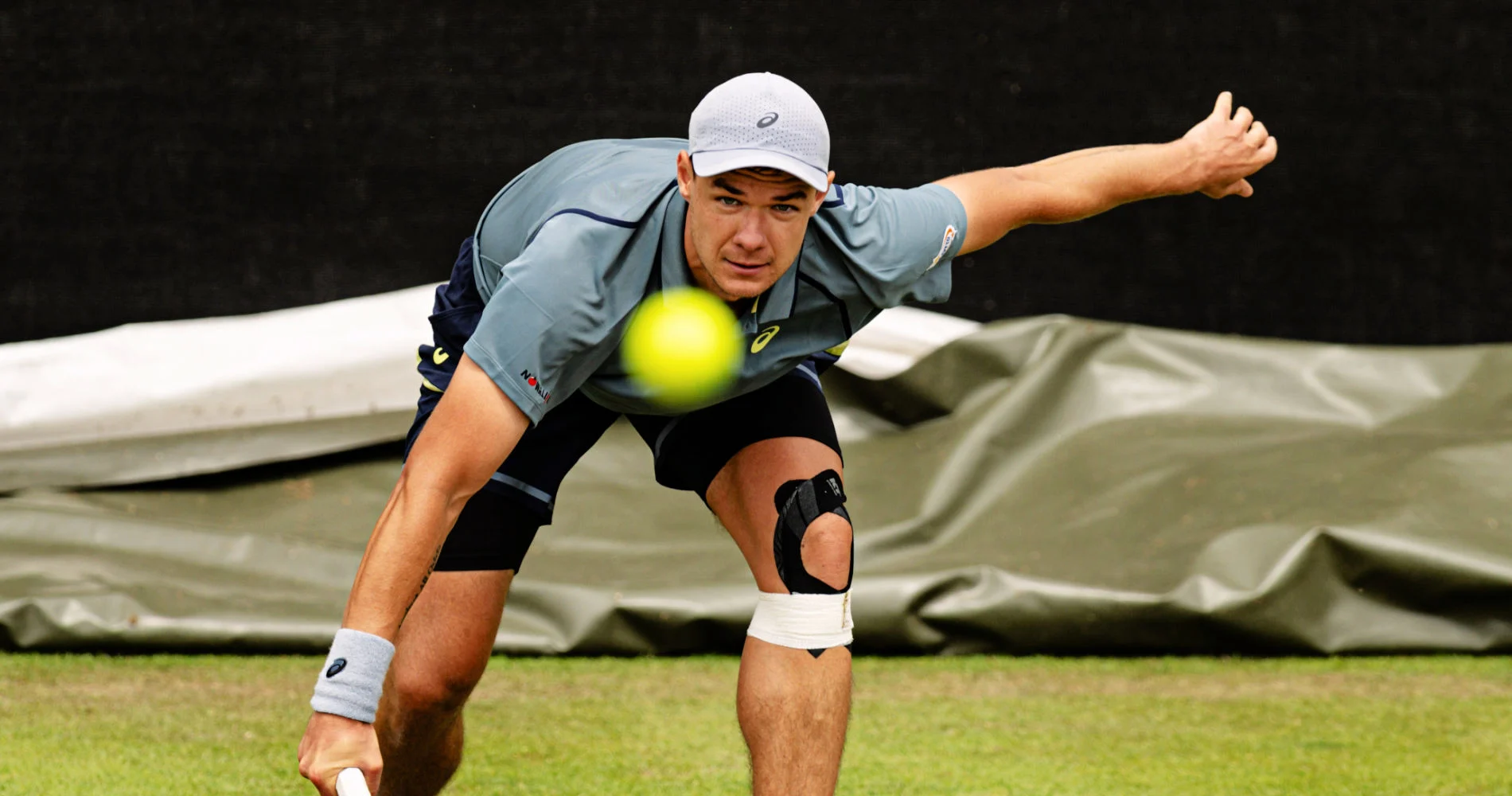 Kamil Majchrzak competing on grass at the Libema Open 2026 in s-Hertogenbosch