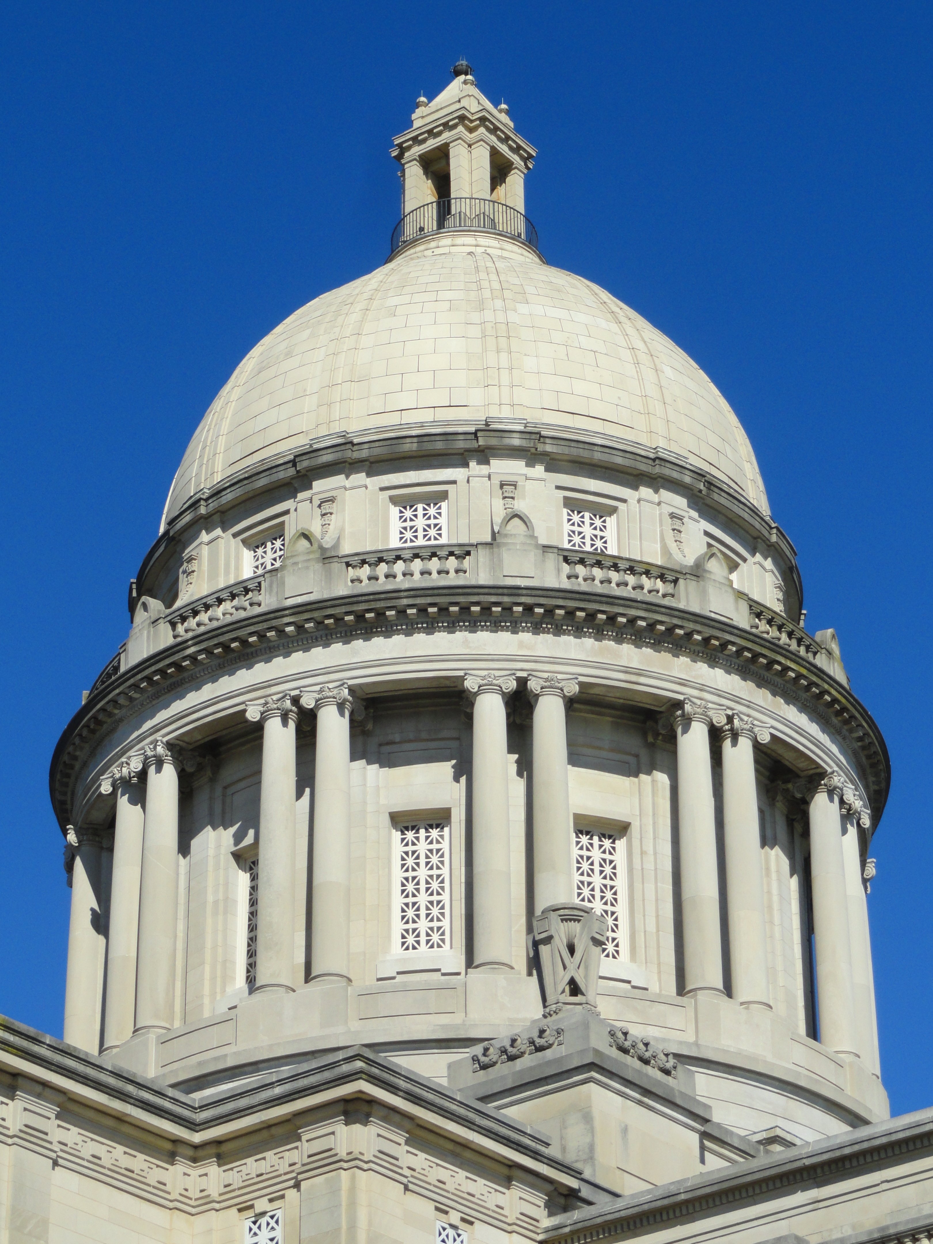 Kentucky State Capitol building in Frankfort where CFTC filed federal lawsuit against the state over Kalshi and Polymarket gambling regulation