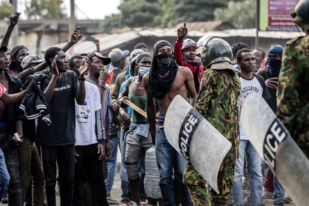 Demonstrators confront Kenyan police during clashes over the US Ebola quarantine centre in Nanyuki
