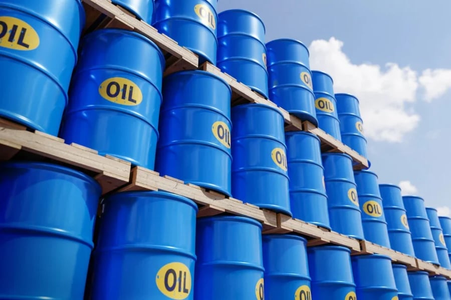 Oil storage tanks and crude oil market prices amid Strait of Hormuz conflict June 2026
