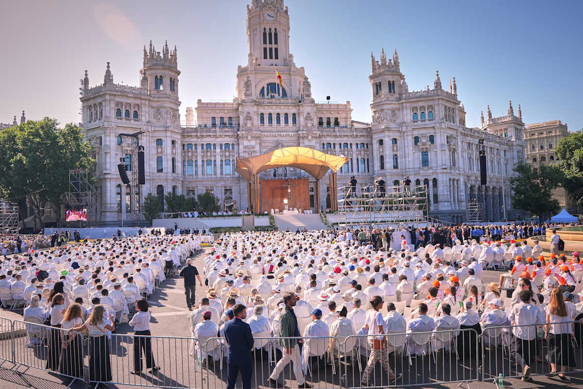 Crowds at Plaza de Cibeles Madrid for Pope Leo XIV Corpus Christi Mass June 7 2026